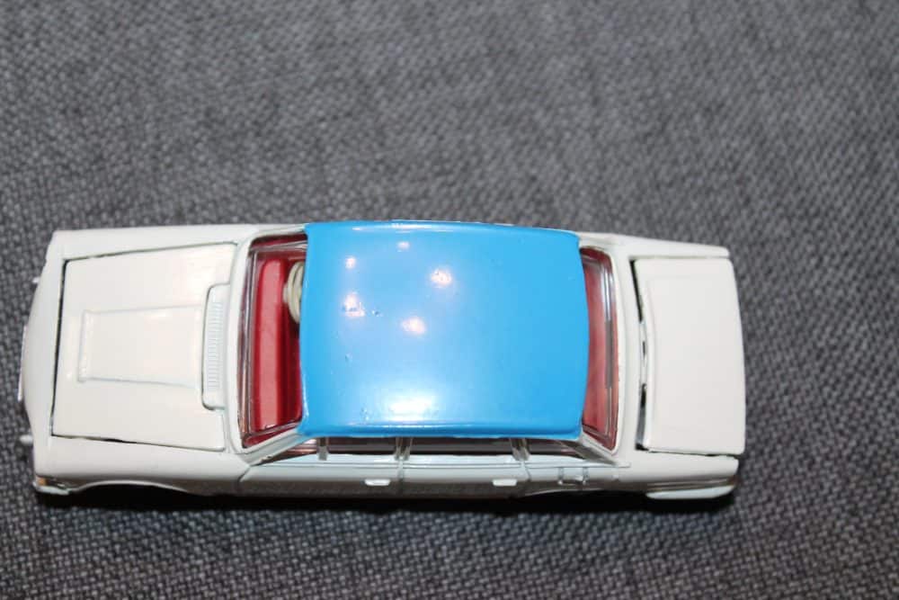 triumph-2000-white-and-blue-roof-unboxed-dinky-toys-135-top