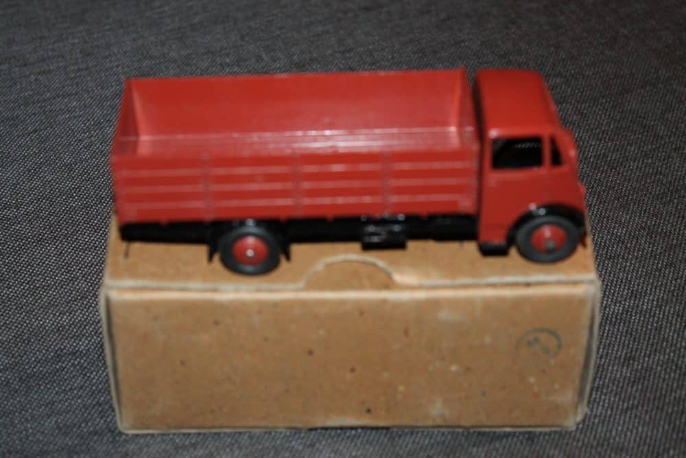 guy-wagon-brown-dinky-toys-511-side
