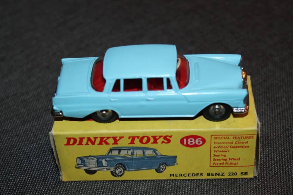 mercedes-benz-220se-sky-blue-red-interior-dinky-toys-186-side