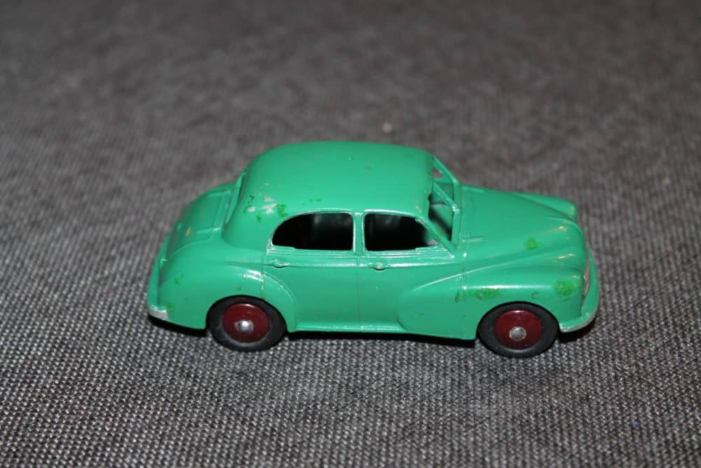 Morris-oxford-green-and-rare-burgundy-wheels-unboxed-dinky-toys-040g-side