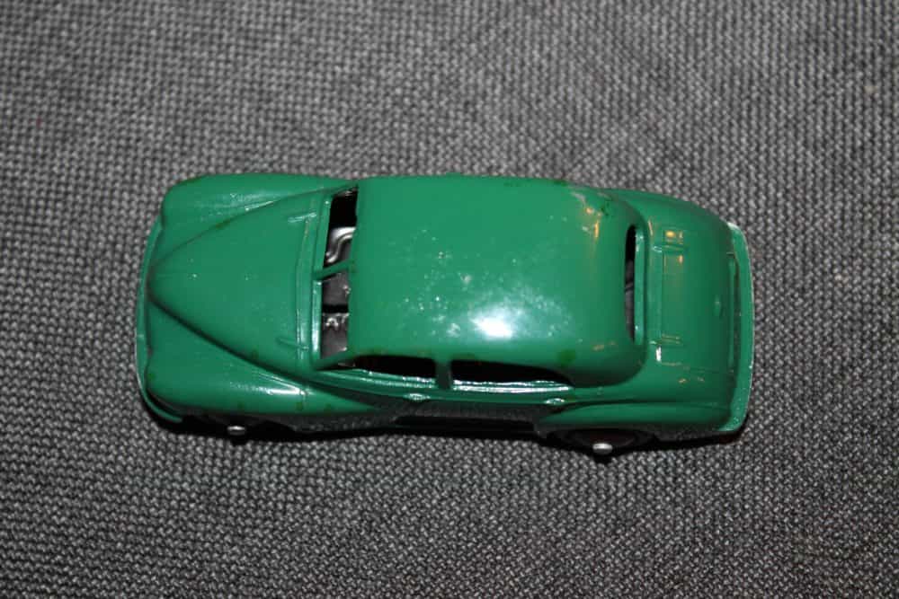 Morris-oxford-green-and-rare-burgundy-wheels-unboxed-dinky-toys-040g-top