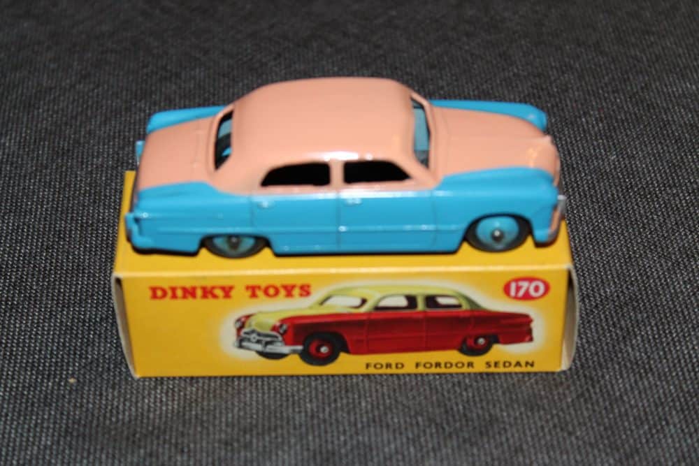 ford-forder-highline-pink-and-blue-dinky-toys-170-side