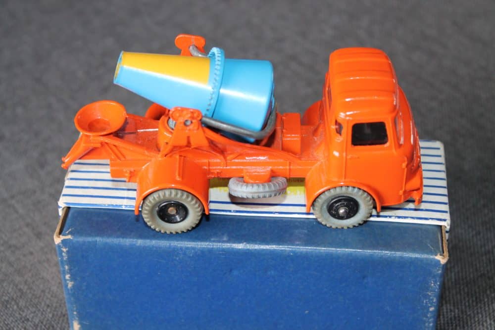 lorry-mounted-cement-mixer-dinky-toys-960-side