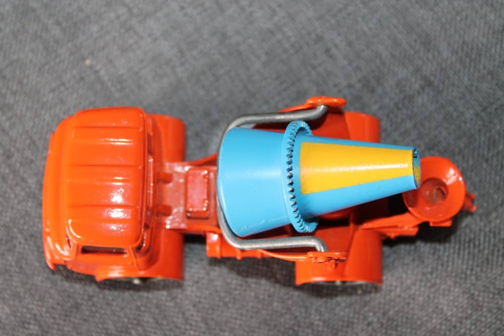 lorry-mounted-cement-mixer-dinky-toys-960-top