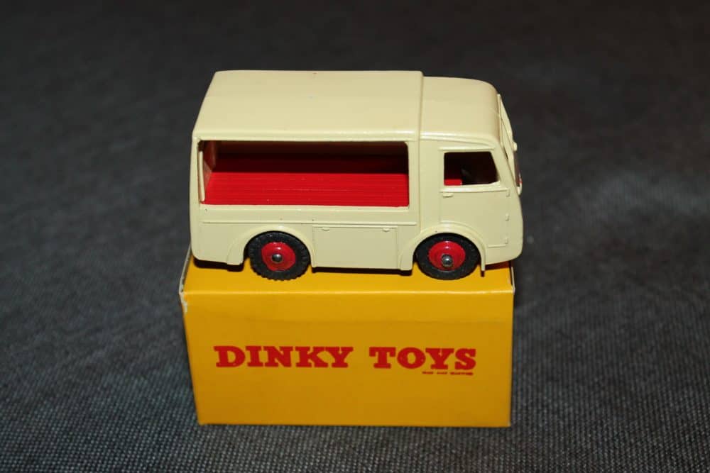 j-sideob's-dairy-milk-float-van-cream-and-red-dinky-toys-491