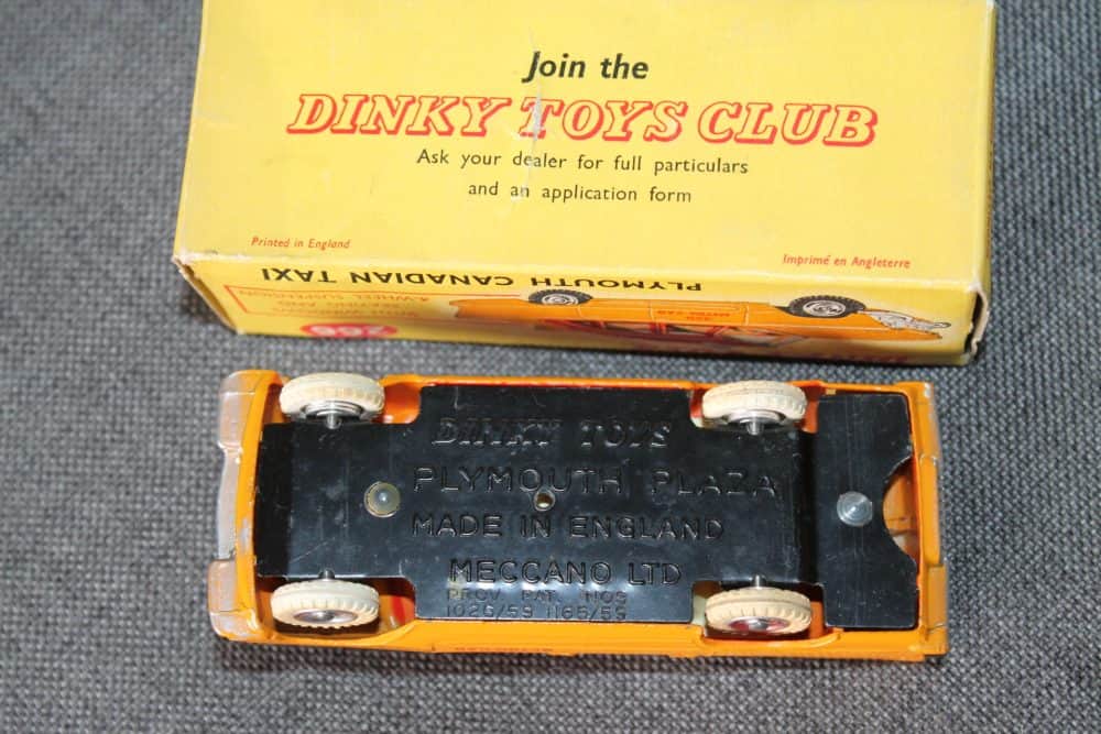 plymouth-plaza-canadian-taxi-dinky-toys-266-base