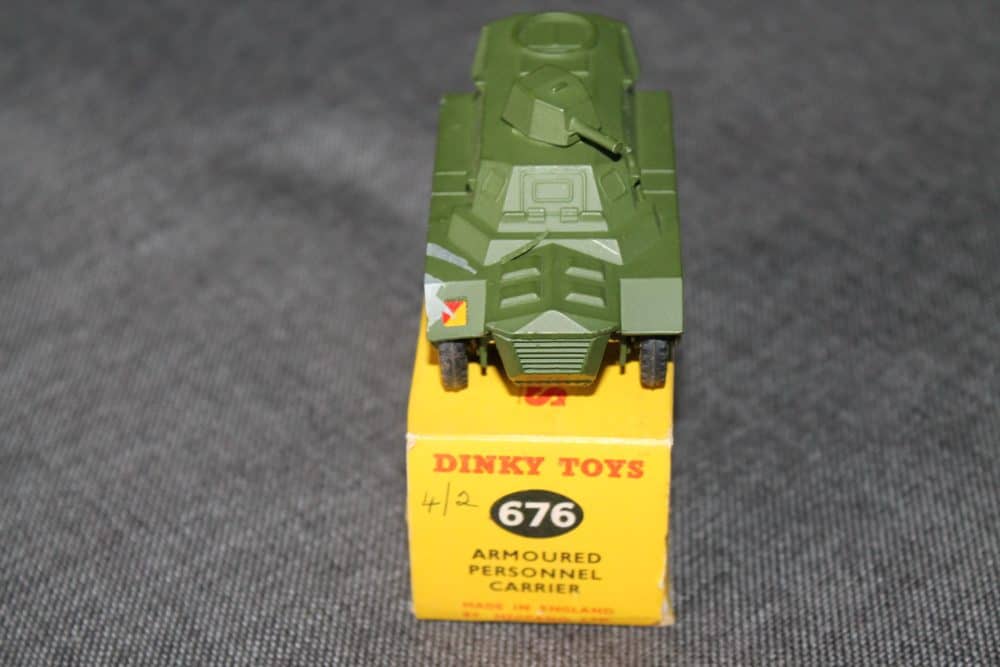 676 armoured-personnel-carrier-dinky-toys-676-front