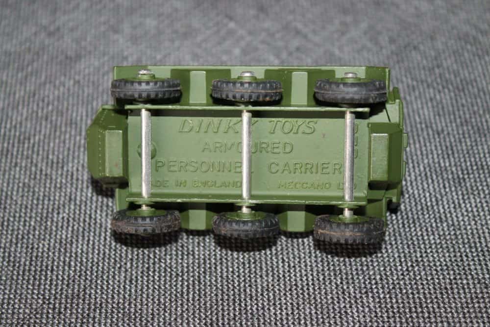 676 armoured-personnel-carrier-dinky-toys-676-base
