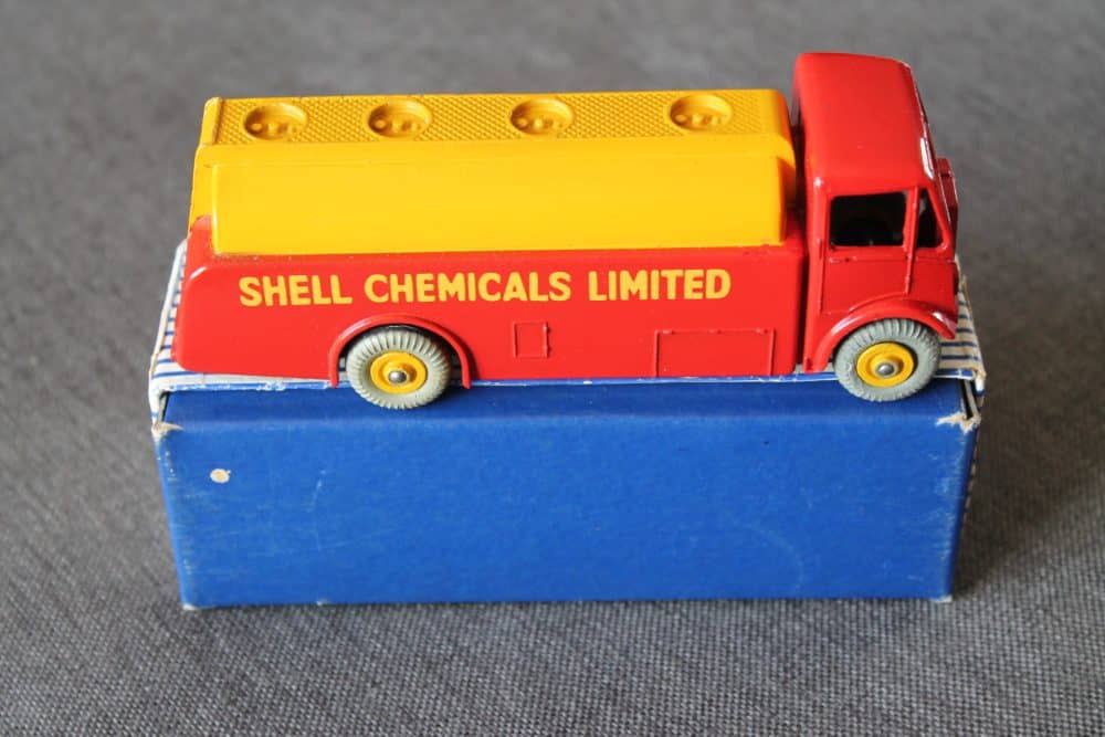aec-shell-petrol-tanker-dinky-toys-991-side