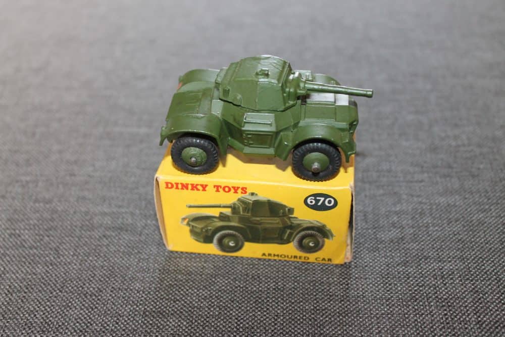 armoured-car-dinky-toys-670-side