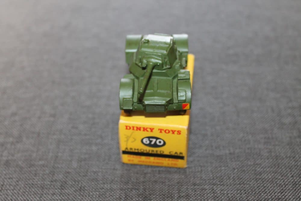 armoured-car-dinky-toys-670-front