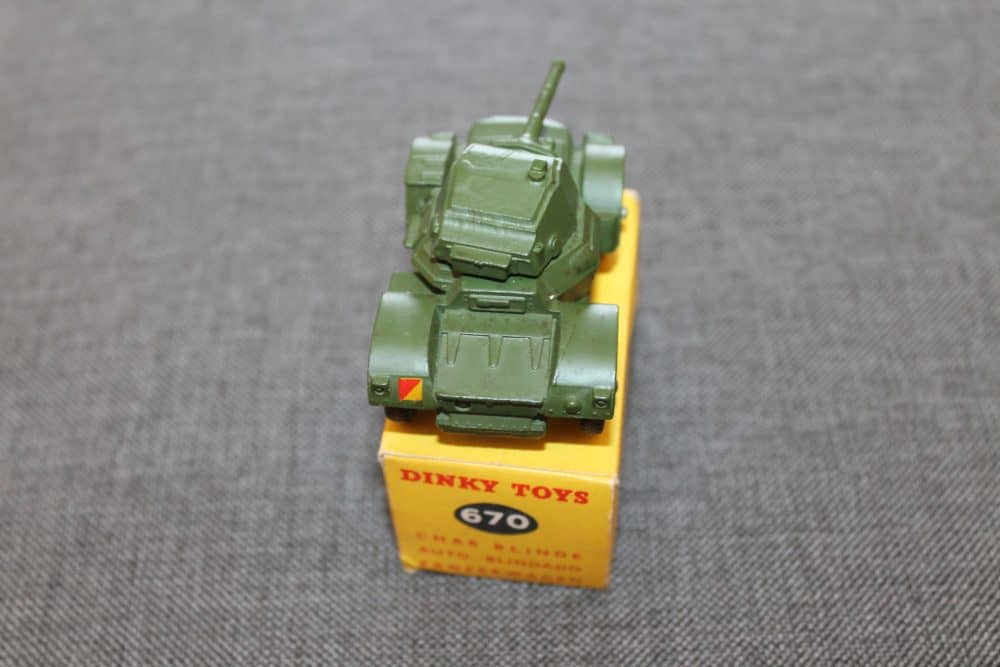 armoured-car-dinky-toys-670-back