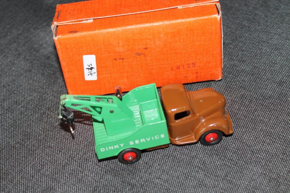 commer-breakdown-lorry-dark-brown-green-dinky-toys-25x-side