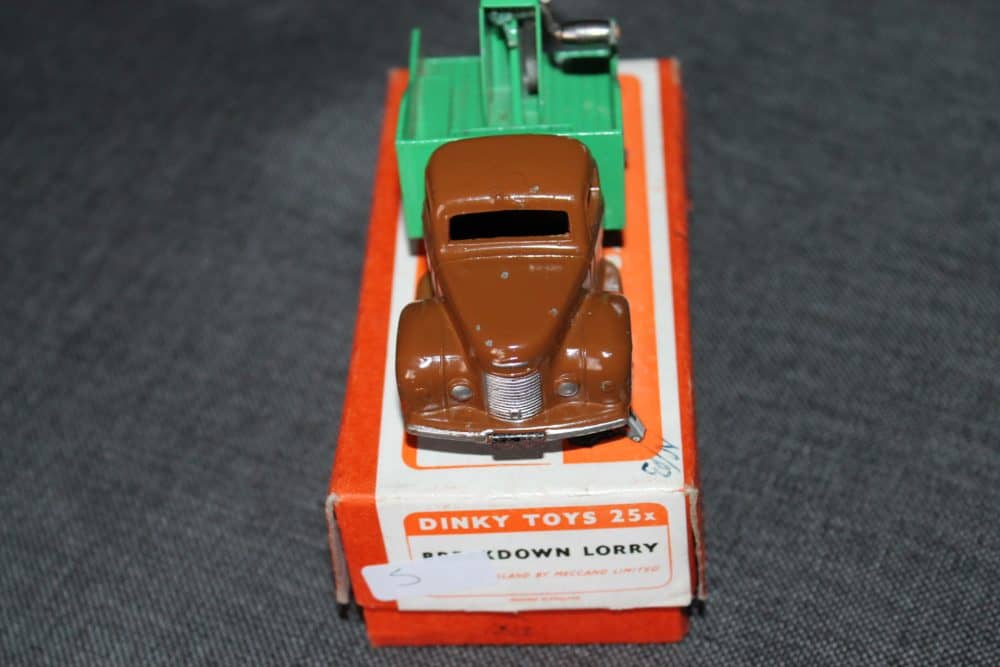 commer-breakdown-lorry-dark-brown-green-dinky-toys-25x-front