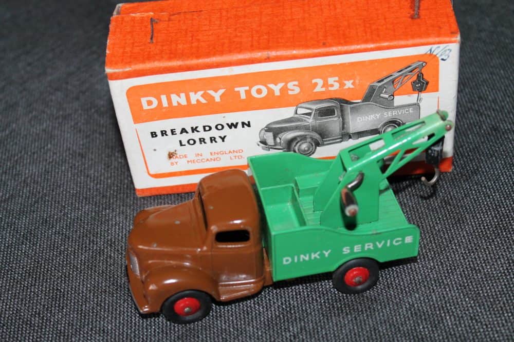 commer-breakdown-lorry-dark-brown-green-dinky-toys-25x