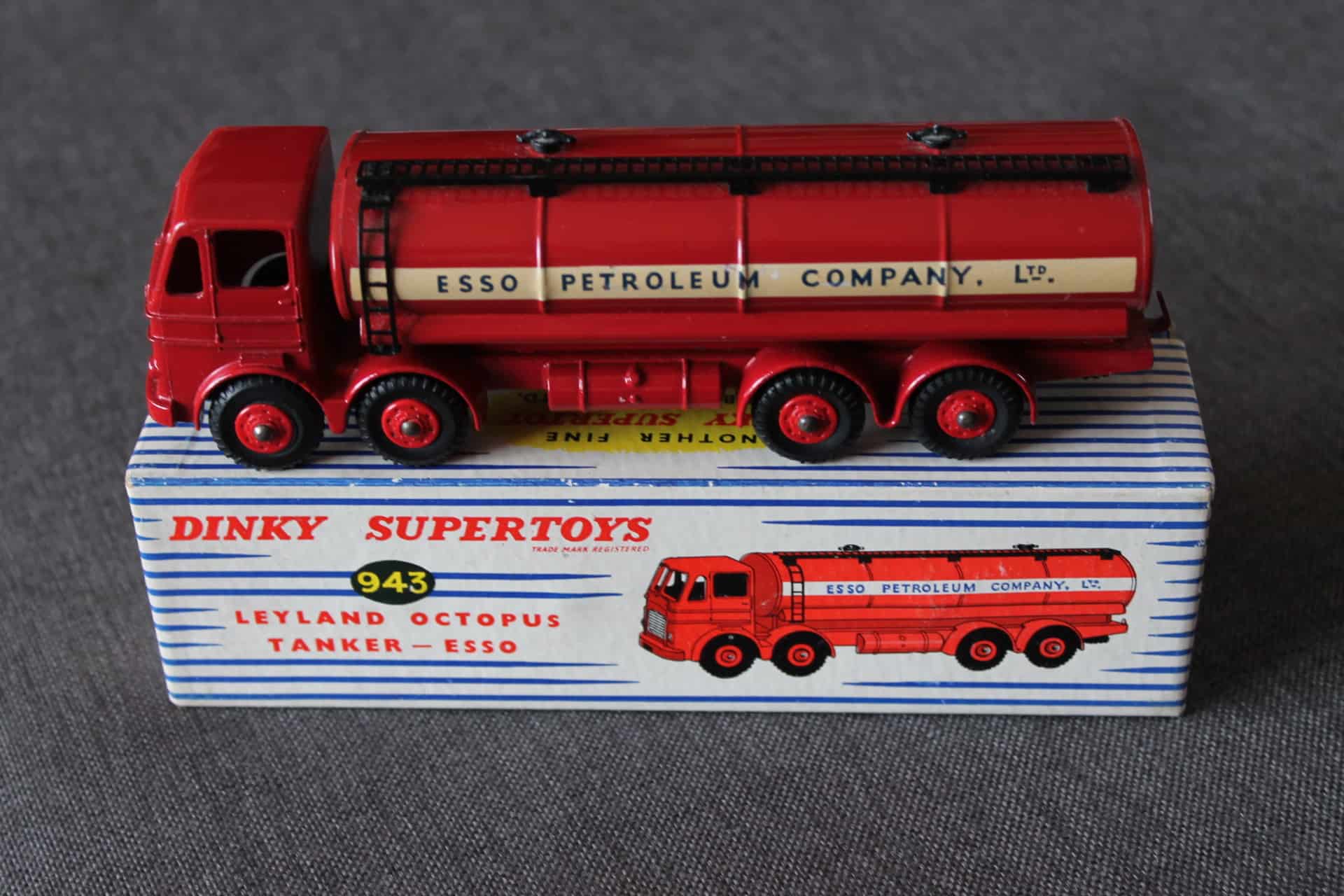 Dinky Toys 943 Leyland Octopus ESSO Tanker - Diecast