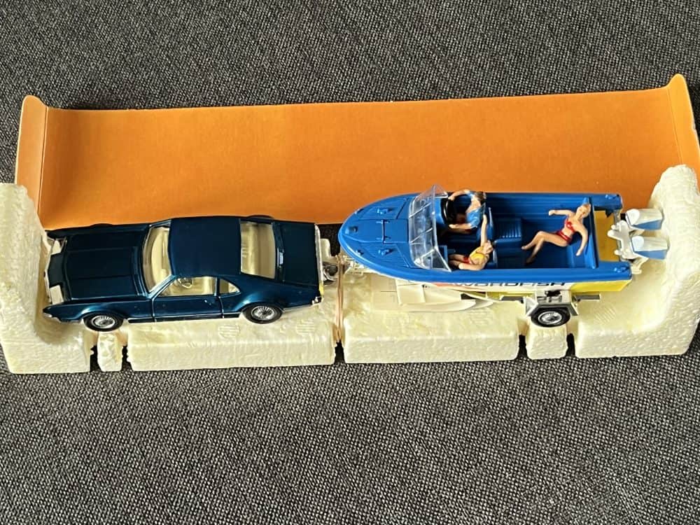 oldsmobile-toronado-and-swordfish-sports-boat-corgi-toys-gift-set-36-top