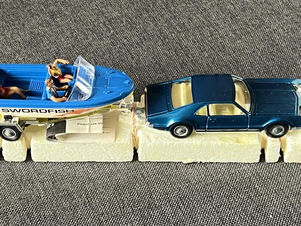 oldsmobile-toronado-and-swordfish-sports-boat-corgi-toys-gift-set-36-side