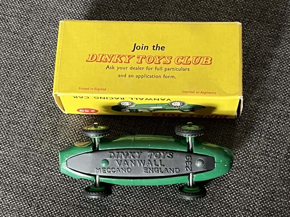 vanwall-racing-car-green-plastic-wheels-dinky-toys-239-base