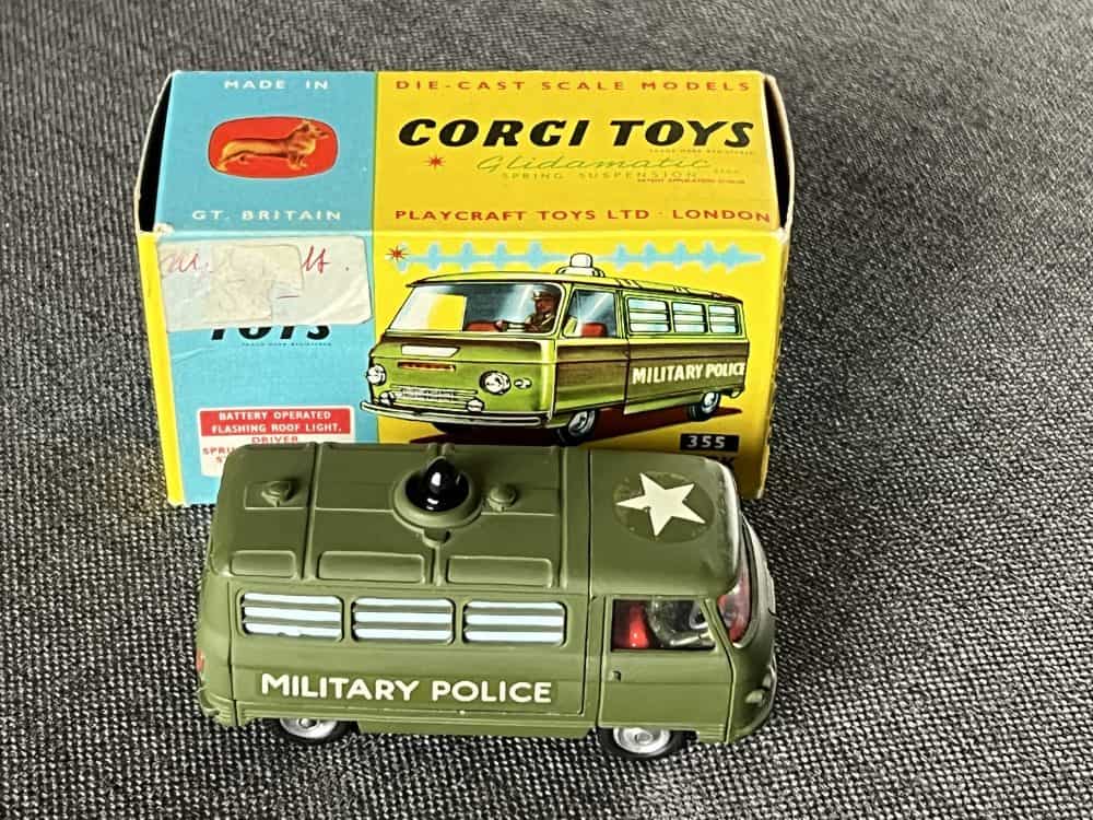 us.military-ambulance-corgi-toys-35-side