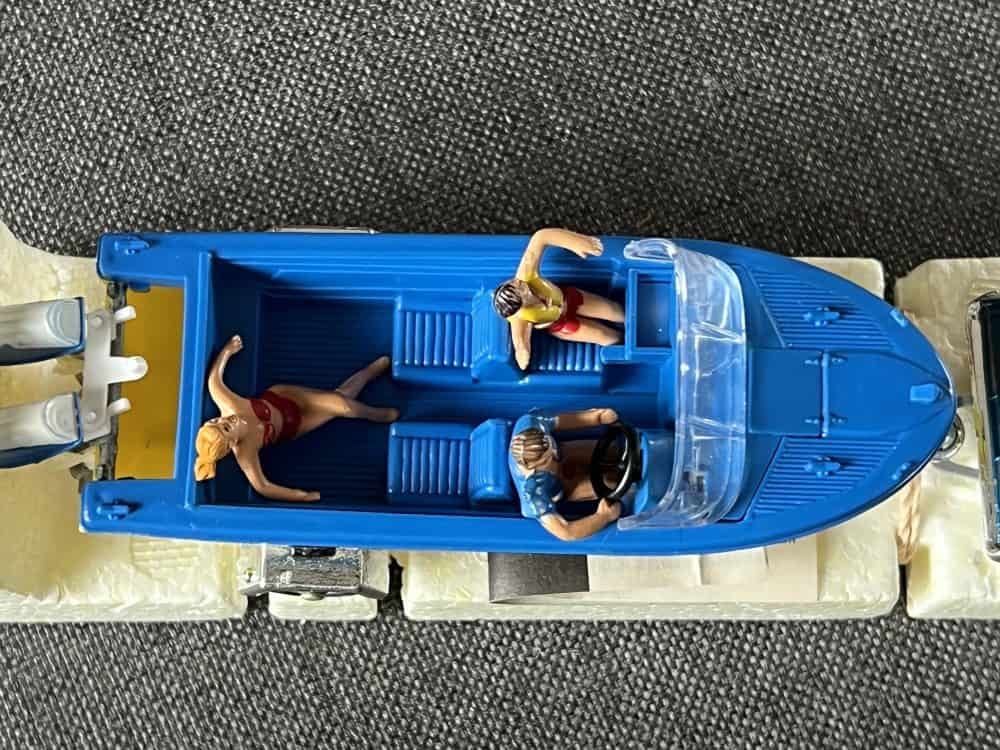 oldsmobile-toronado-and-swordfish-sports-boat-corgi-toys-gift-set-36-top2