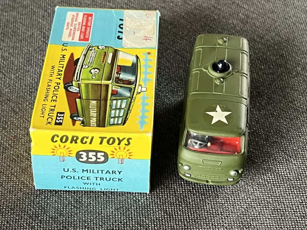 us.military-ambulance-corgi-toys-35-front