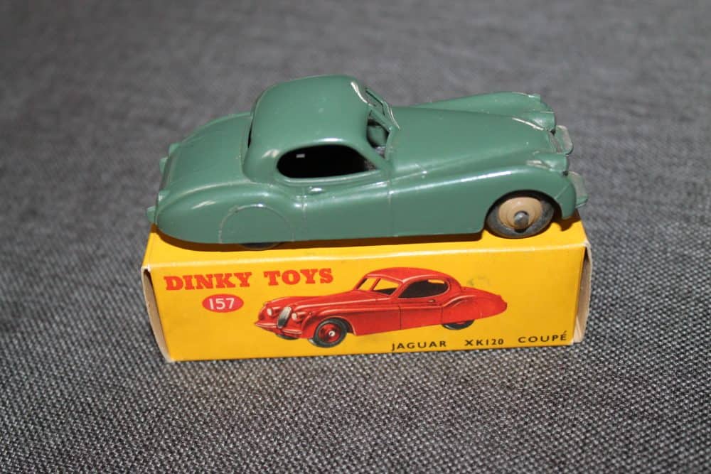 jaguar-xk120-fern-green-beige-wheels-dinky-toys-157-side