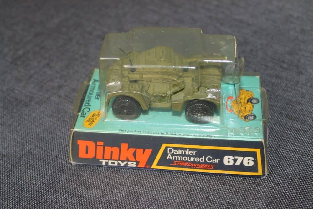 daimler-armoured-car-dinky-toys-676a-side