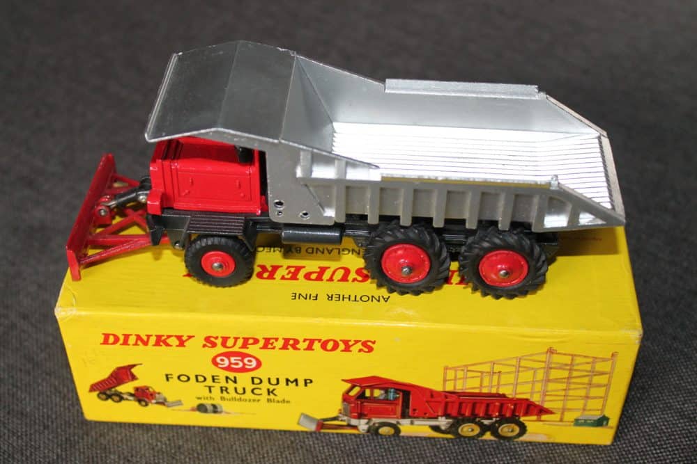 foden-dump-truck-red-cab-graphite-chassis-silver-ribbed-back-scarce-dinky-toys-959