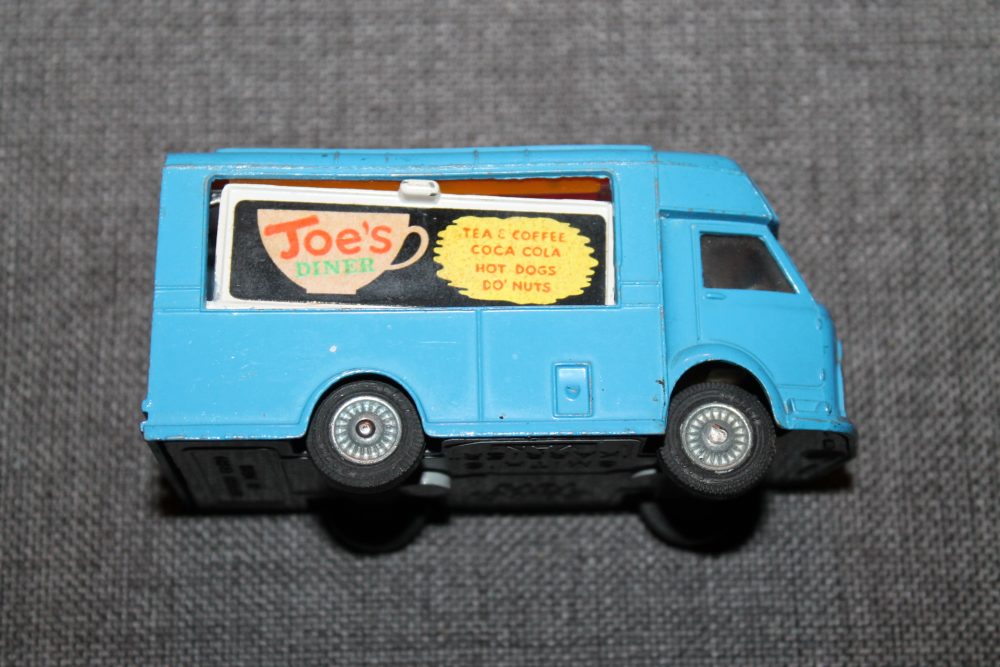 joe's-diner-snack-bar-rare-cast-wheels-corgi-toys-471-side