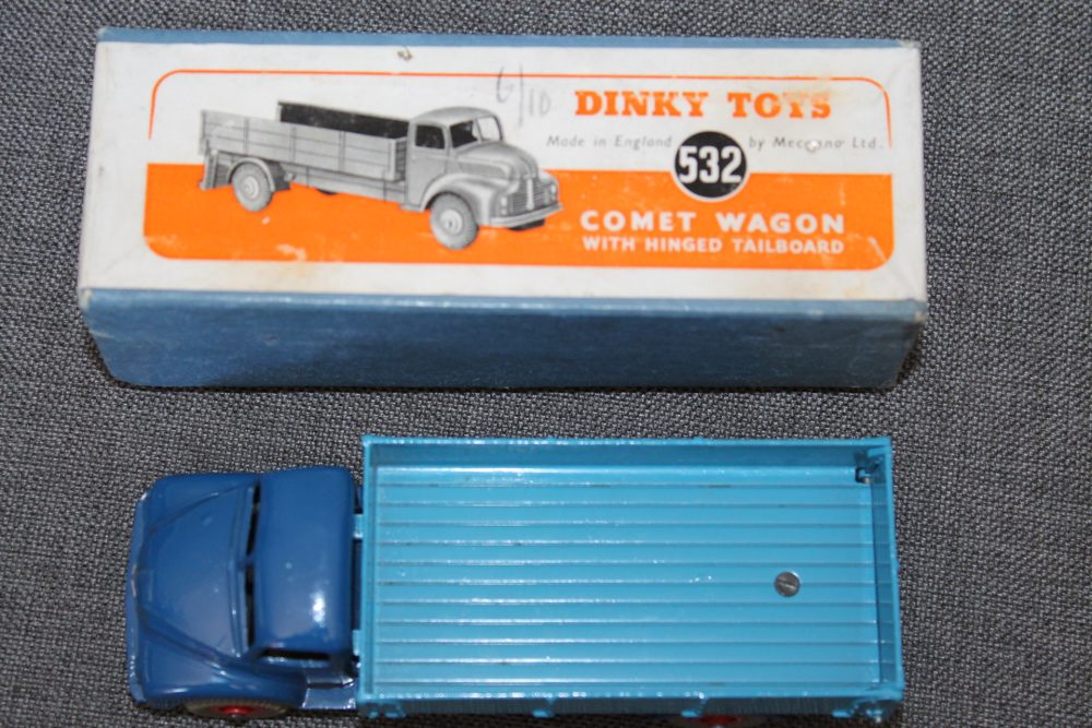 comet-wagon-two-tone-blue-and-red-wheels-dinky-toys-532-top