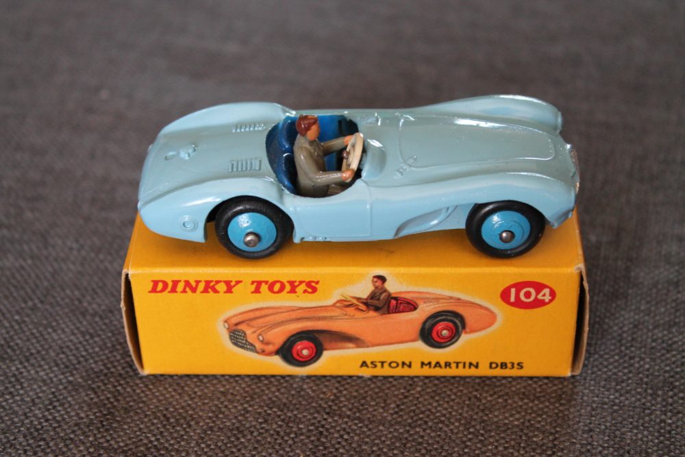 aston-martin-db3s-blue-dinky-toys-104-side