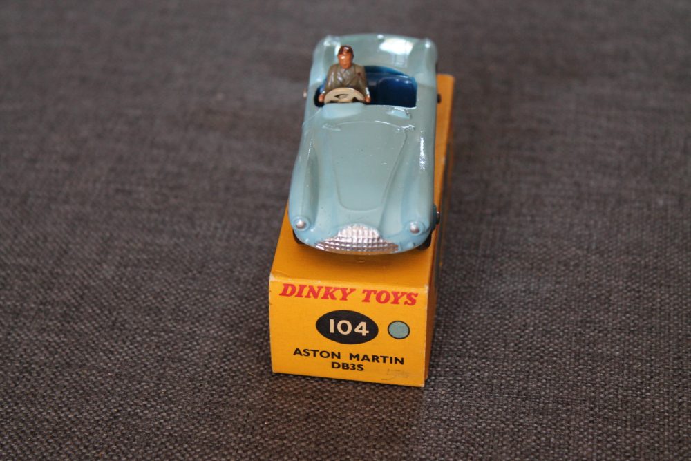 aston-martin-db3s-blue-dinky-toys-104-front