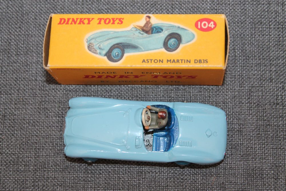 aston-martin-db3s-blue-dinky-toys-104-top
