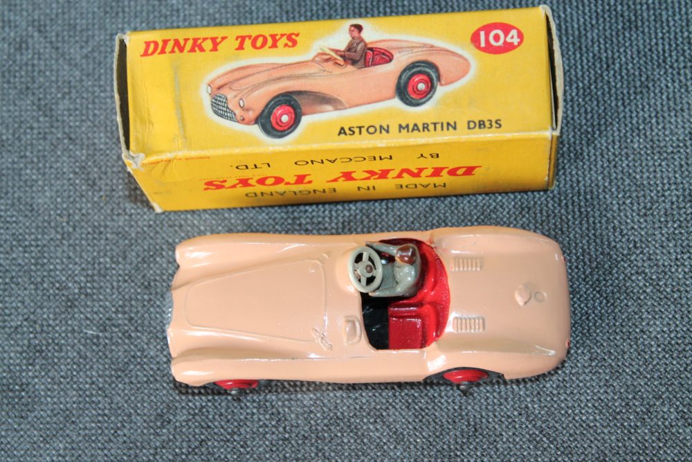 aston-martin-db3s-pink-dinky-toys-104-top