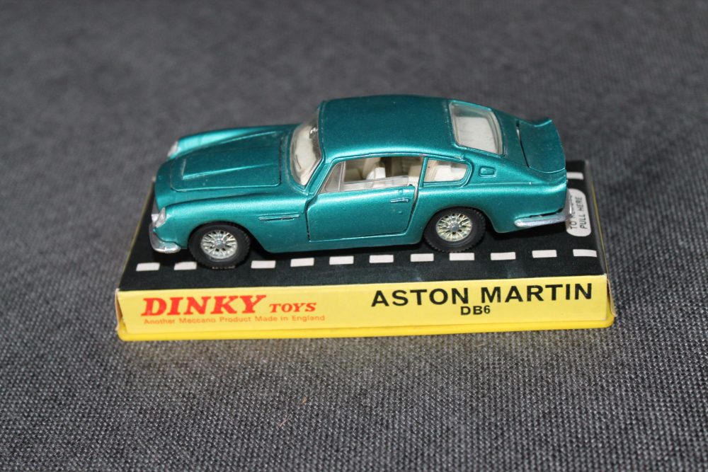 aston-martin-db6-metallic-blue-dinky-toys-153-left-side