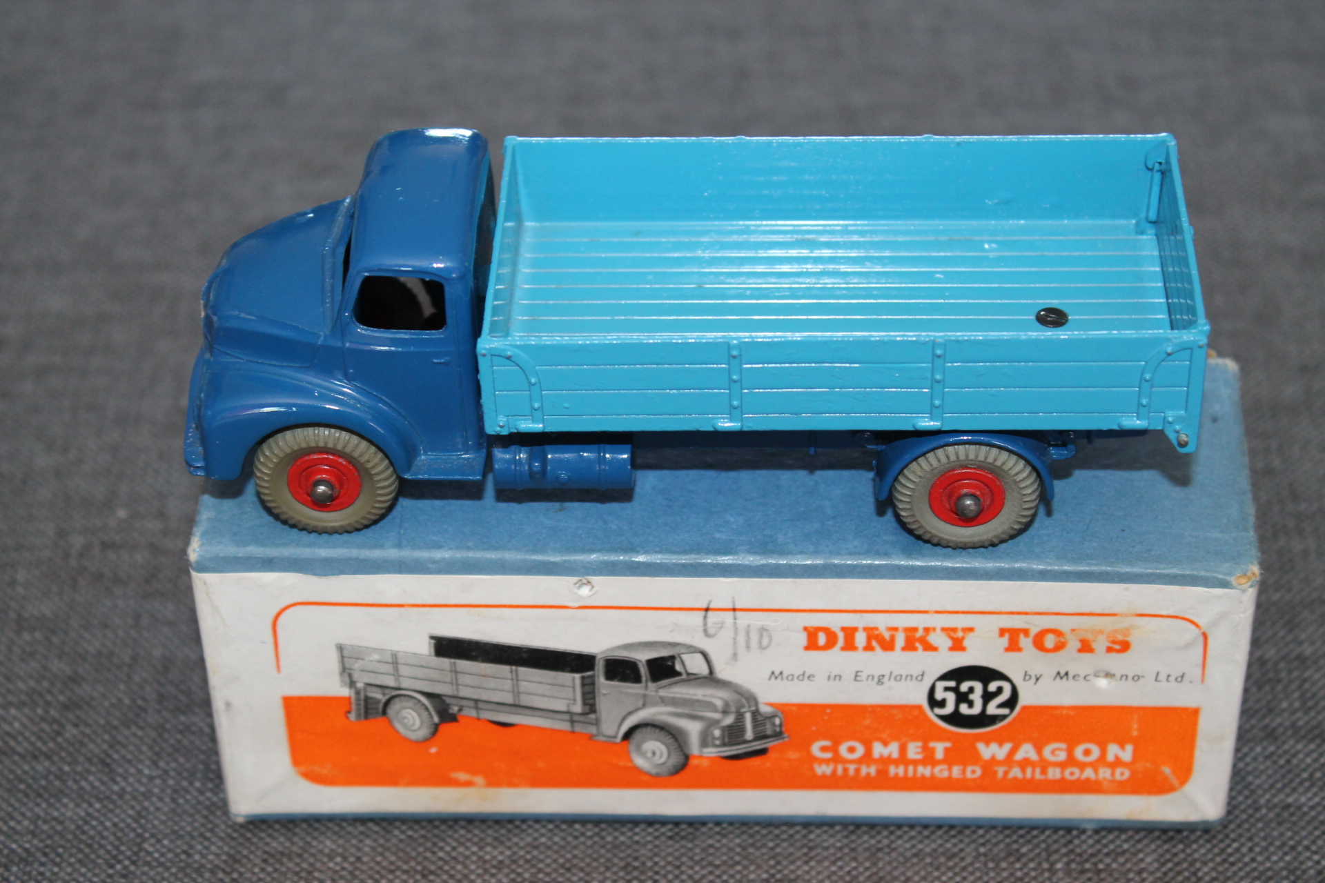 Dinky Toys 532 Comet Wagon with Tailboard - Diecast