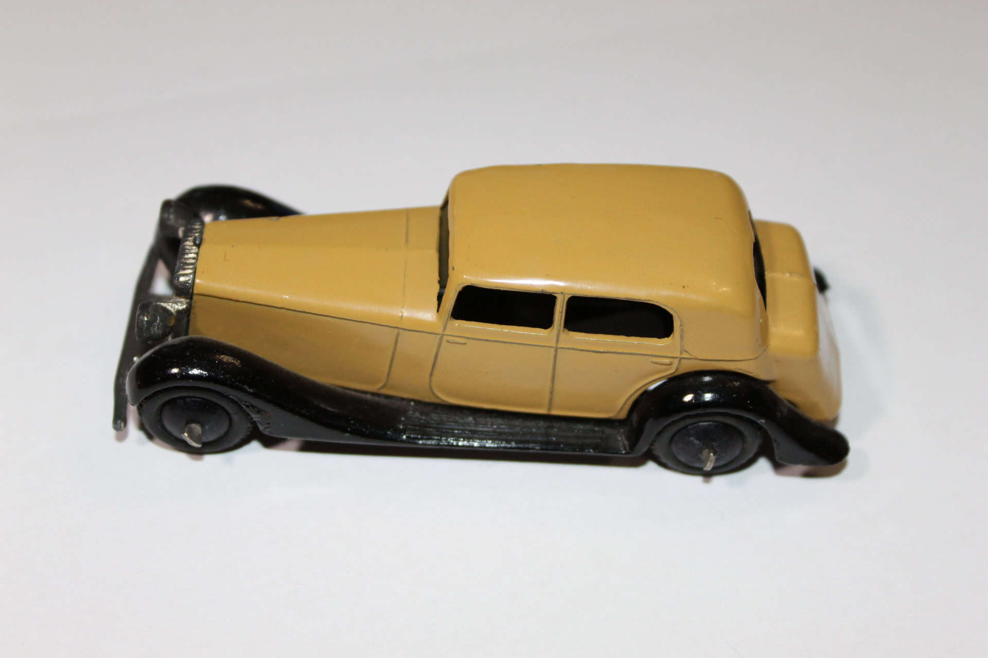 Vintage Dinky Toys 30C Daimler model car in yellow and black.