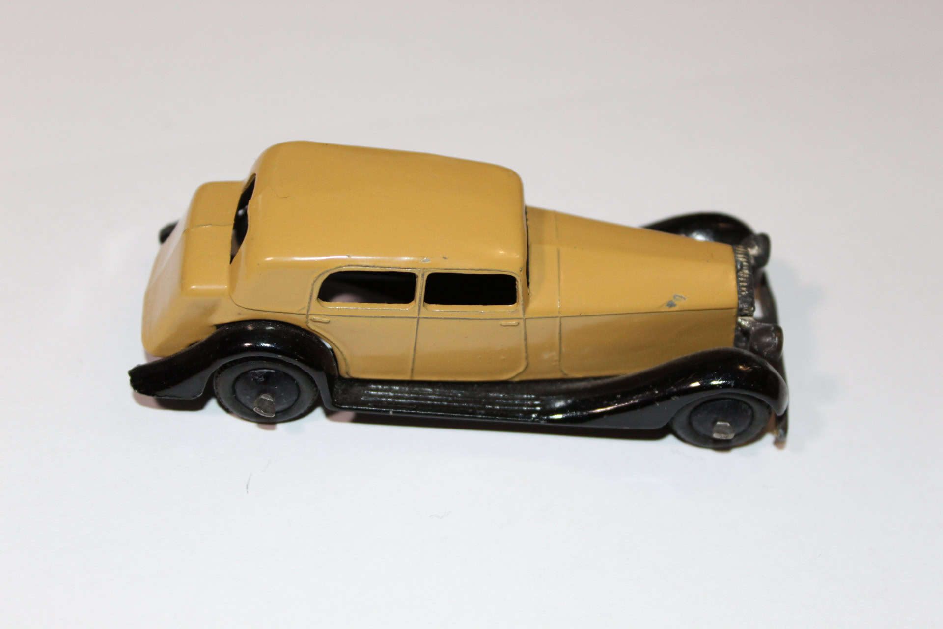 Dinky Toys 30C Daimler vintage diecast model car, collectible toy vehicle, classic British car repli.