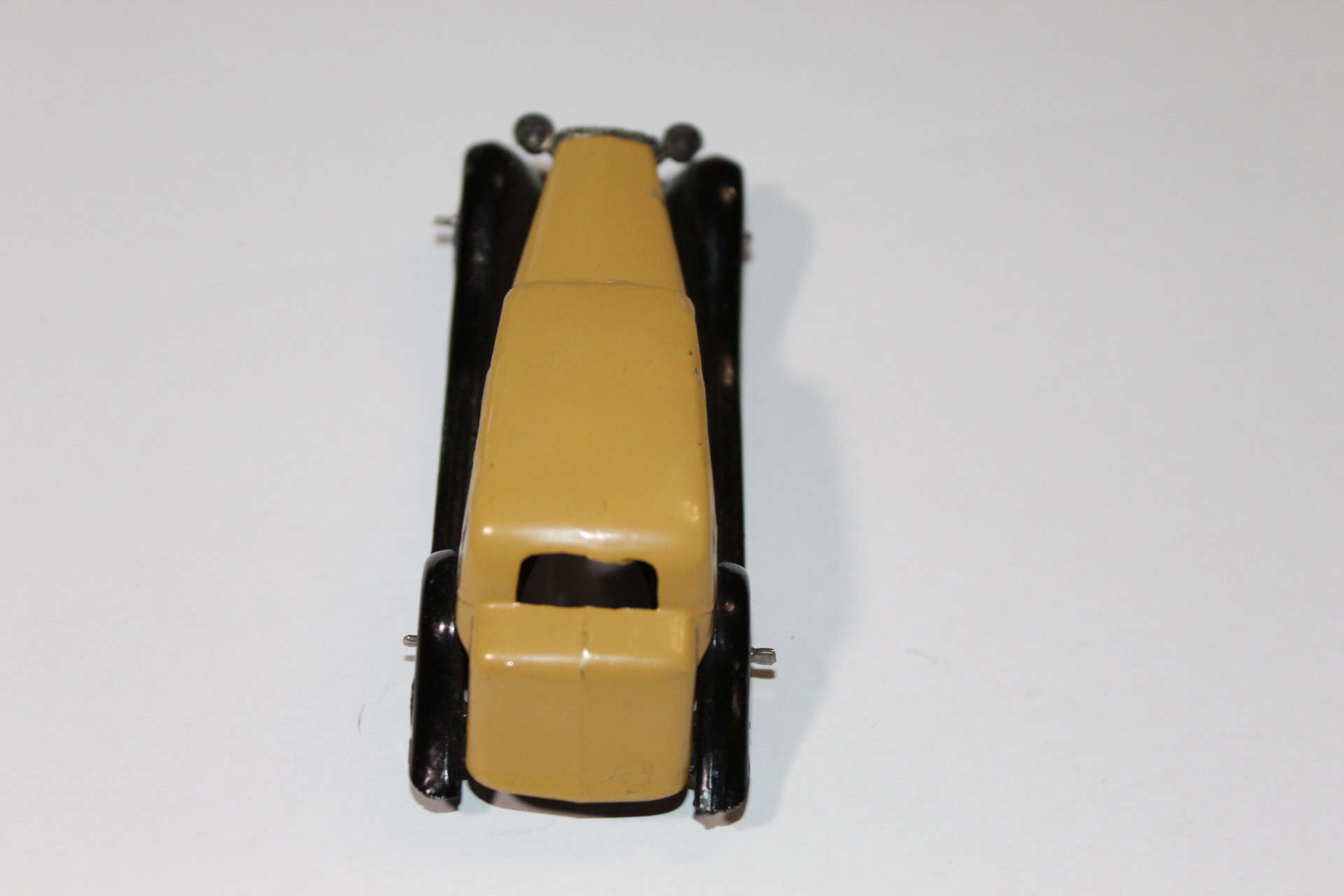 Detailed miniature Dinky Toys 30C Daimler model car, vintage diecast collectible.