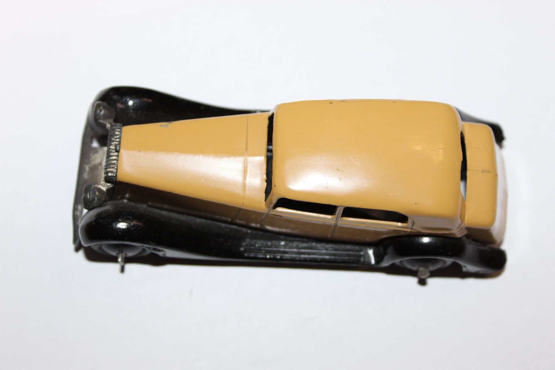 Dinky Toys 30C Daimler diecast model car on white background, vintage collectible toy.