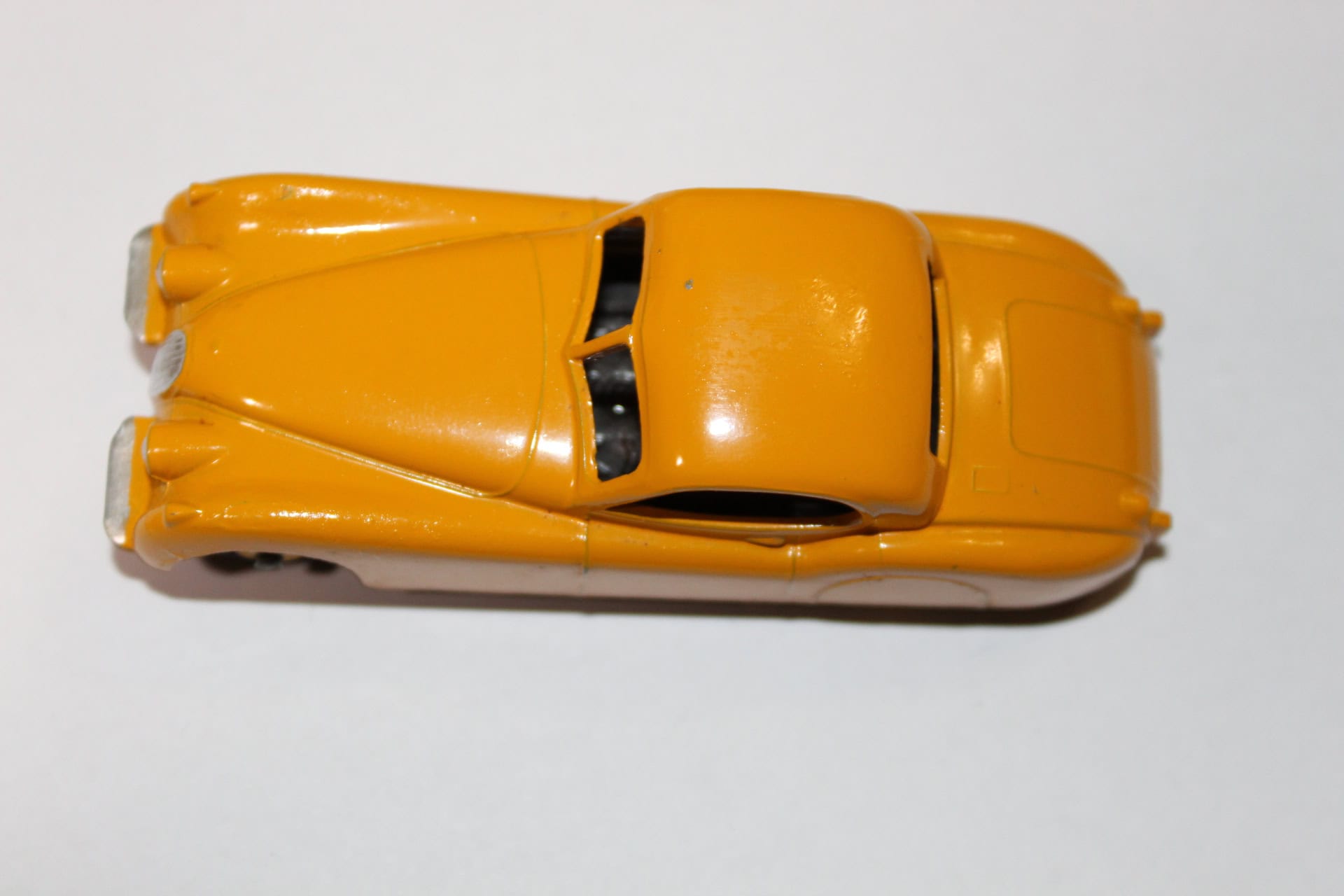 Yellow Dinky Toys 30C Daimler diecast car, vintage collectible toy.
