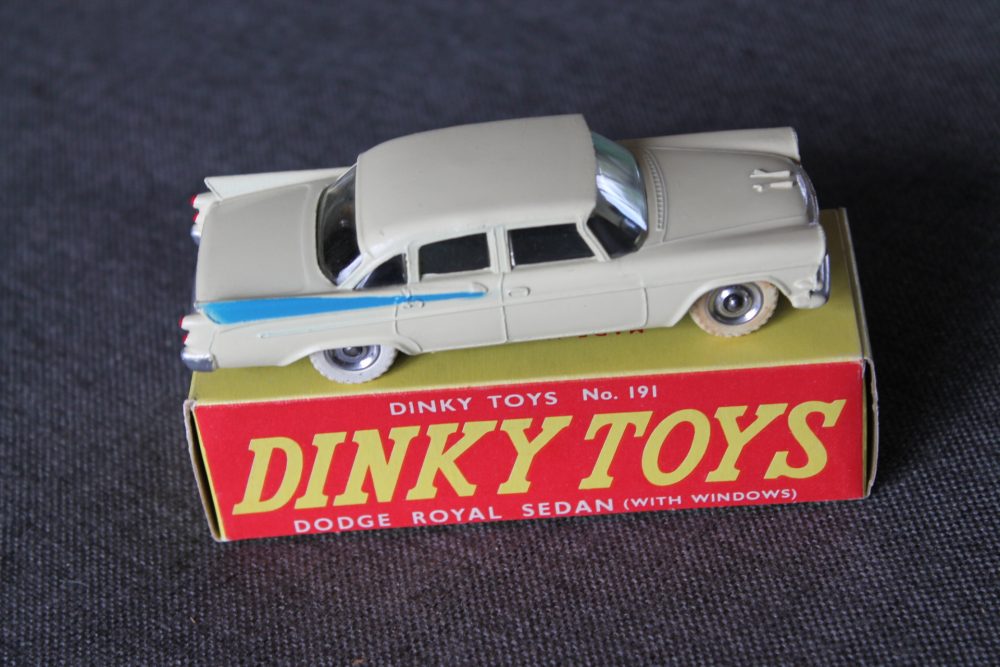 dodge-royal-sedan-cream-and-blue-stripe-dinky-toys-191-side