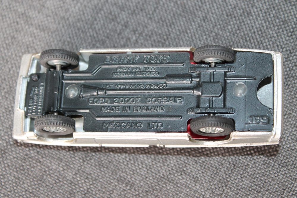 ford-corsair-2000-dinky-toys-169-base