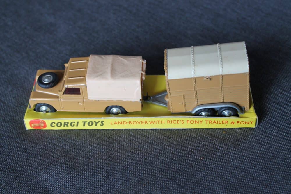land-rover-with-rice's-pony-trailer-and-pony-corgi-toys-gift-set-2-left-side