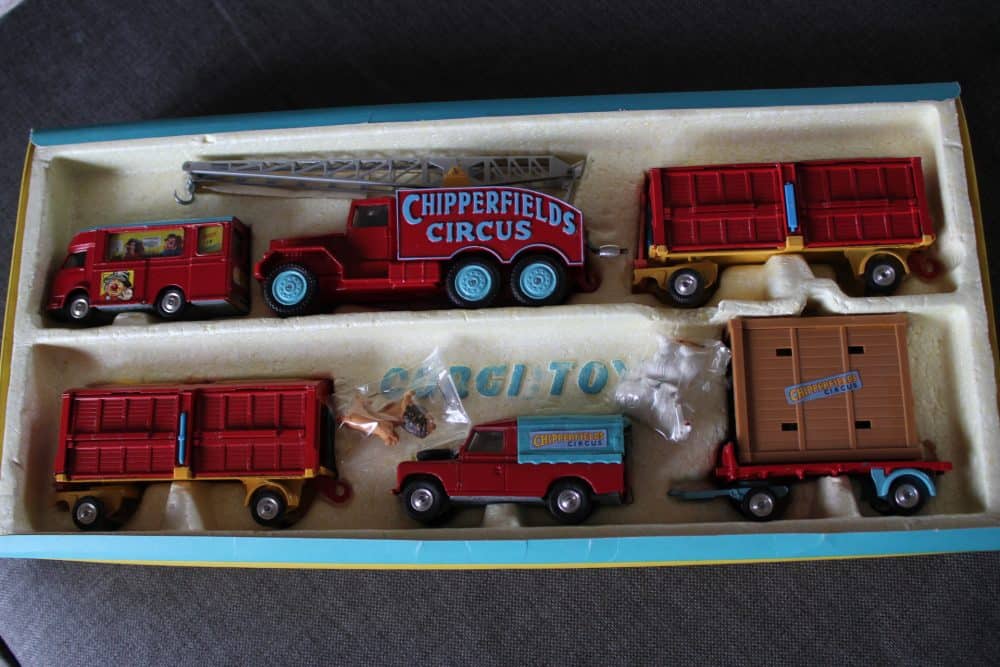 chipperfields-gift-set-corgi-toys-gs23-inside-contents