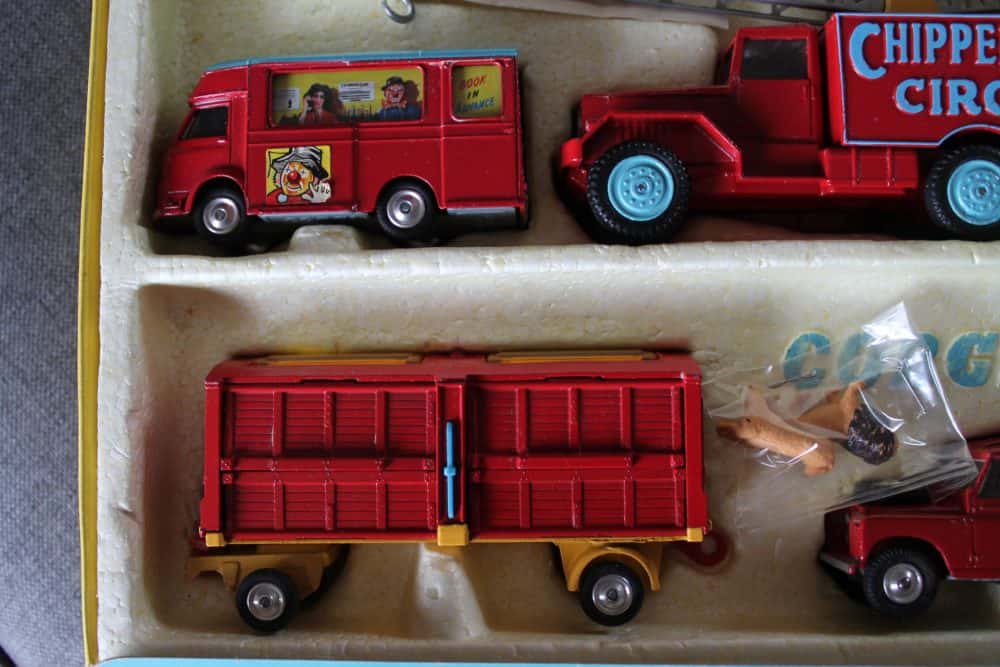chipperfields-gift-set-corgi-toys-gs23-insidebox-close-up2