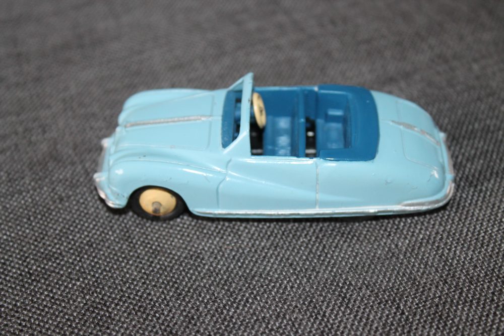 austin-atlantic-blue-and-dark-blue-interior-cream-wheels-dinky-toys-140a