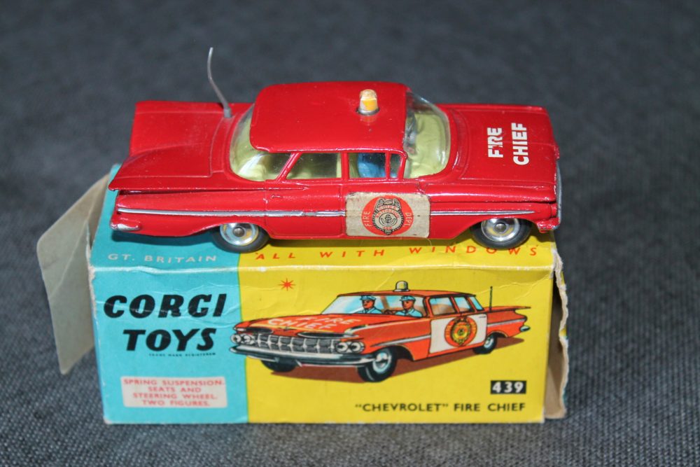 chevrolet-fire-chief-car-corgi-toys-482-side