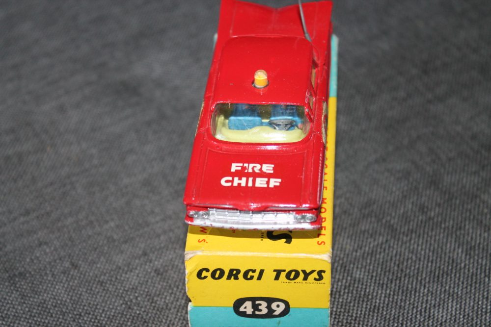 chevrolet-fire-chief-car-corgi-toys-482-front